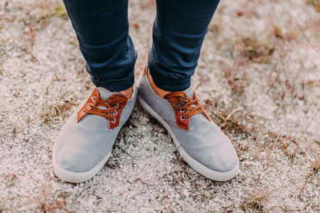 低到臀部的采用冷静的旅游鞋.顶看法关于鞋子向照片