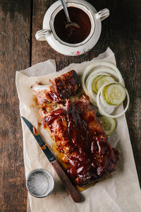 宝宝野餐多汁的熏制的barbecue吃烤烧肉的野餐婴儿背肋骨照片