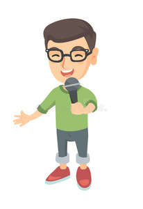 高加索人小的男孩唱歌进入中一扩音器.照片