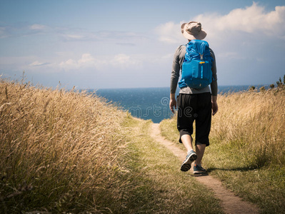 男人步行向卡米诺demand需要圣地亚哥照片
