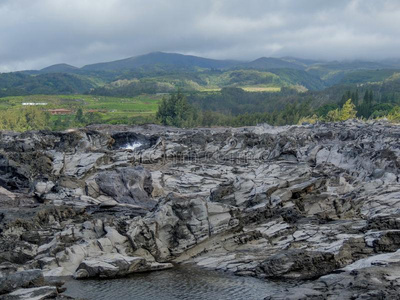 海岸线和崎岖的熔岩岩石叫龙090005英文字母表的第19个字母牙在