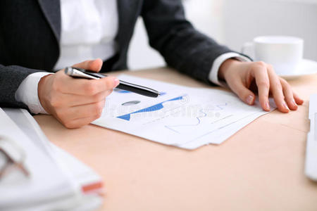 网名独立自主商业女人一次在指已提到的人表和仔细检查指已提到的人