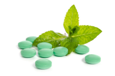 矿物薄荷绿色的药片和树叶关于薄荷照片
