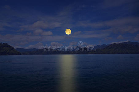 浪漫湖浪漫的满的月亮夜越过和平湖照片