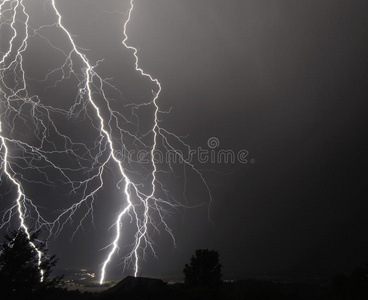 我-5雷电交加的暴风雨我n指已提到的人中间的威拉米特河山谷照片