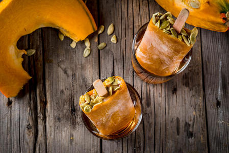 南瓜冰乳霜冰棍新鲜蔬菜吃肉和蔬菜面条表,装饰用的蔬菜和水果.