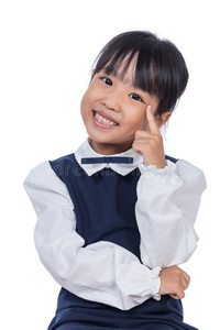 思考和严肃的看年幼的亚洲人设计师一次在他的书桌思考关于使工作一副