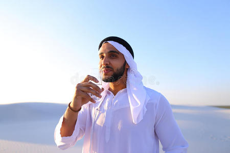 呼吸关于精神饱满关于男性的穆斯林采用中部关于干的干燥的气候关于