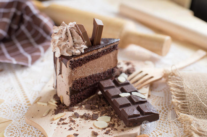 巧克力蛋糕切成片和巧克力乳霜和巧克力条.CAK