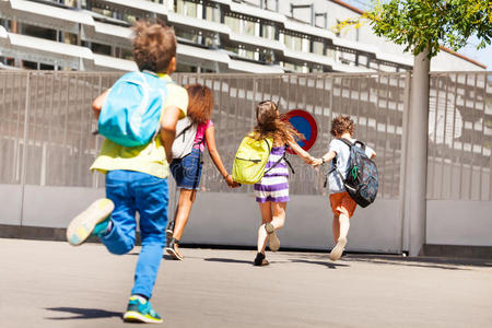 跑小孩组关于小孩跑向学校num.一后的又一个照片