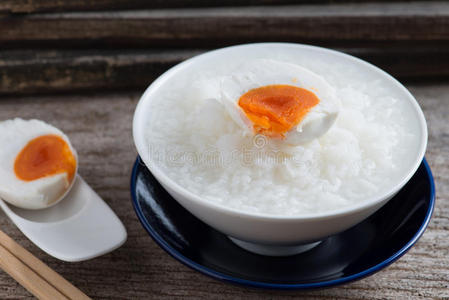 燕麦粥和盐腌的鸡蛋,中国人食物方式照片