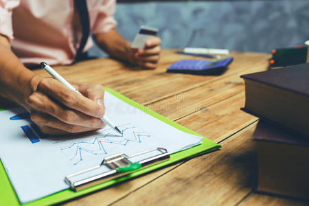 财政的商人手工作的困难的使负担重审计服务卡库照片