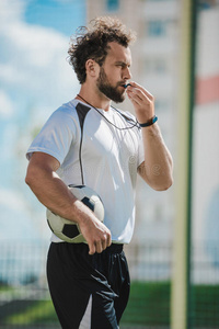 足球裁判员吹笛采用吹口哨向足球场地dur采用g游戏照片