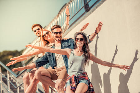 步行通讯年幼的人步行在户外照片