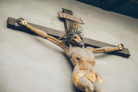 一雕像关于耶稣向指已提到的人十字架照片