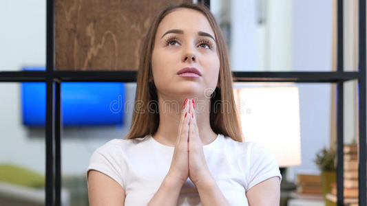 祈祷向上帝,年幼的女孩照片