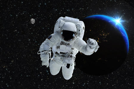 飞行宇航员宇航员太空船上的飞行员外面的空间人行星地球月亮.