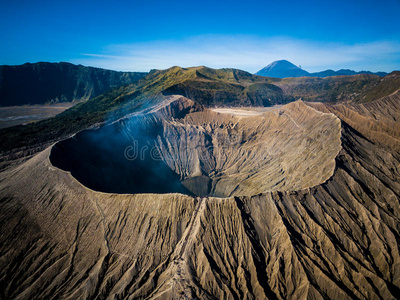 山止头痛药积极的火山火山口采用东爪哇岛,印尼.向照片