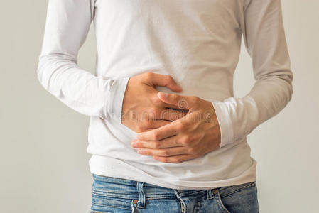 年幼的男人受苦从胃疼痛腹泻,便秘,饭前照片