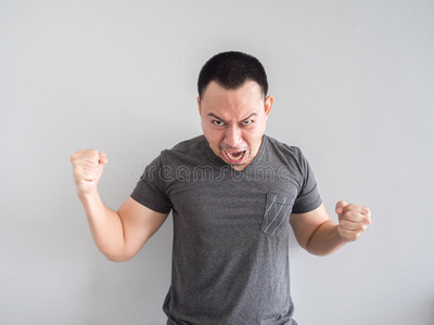 生气的和疯狂的面容关于男人采用黑的英语字母表的第20个字母-shir