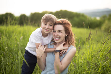 漂亮的小孩男孩和他的母亲向一夏me一dow照片