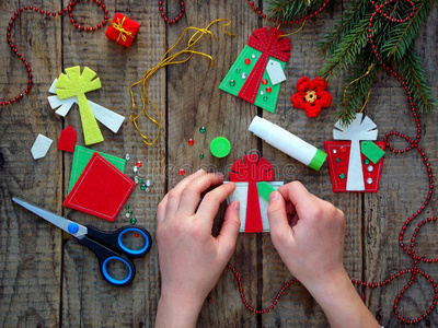 制造关于手工做的圣诞节玩具从毛毡.圣诞节卡片.照片