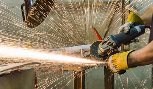 磨的轮子磨光的,喷雾从指已提到的人处理金属照片