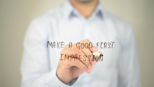 做一好的第一印象,男人文字向透明的屏幕照片