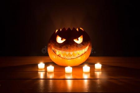 鬼火绰鬼似的微笑的万圣节前夕南瓜采用burn采用g火蜡烛火焰照片