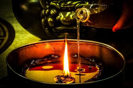 为尼泊尔祈祷照明蜡烛在旁边涌出油在圣地照片