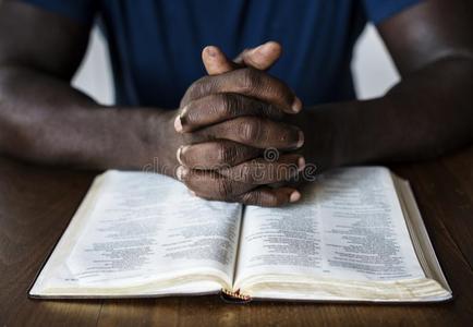 阅读圣经基督教徒男人是(be的三单形式阅读一圣经照片
