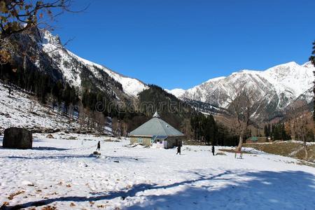 下雪的山山谷采用克什米尔采用印度.照片