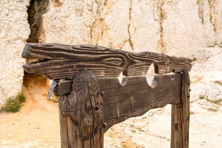 原始的正义木制的颈手枷.照片