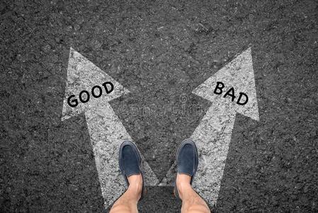 路好远男人起立向路和directi向矢选择好的和坏的照片