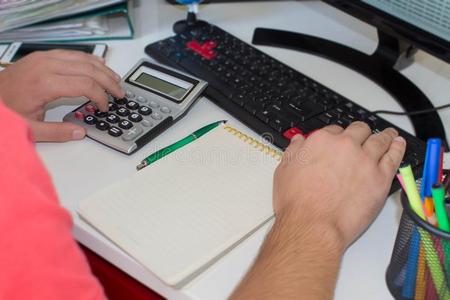 商人,会计人员工作的在办公室书桌,他是(be的三单形式使用一c一照片