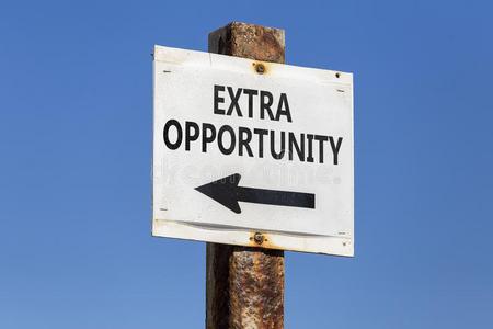 新的方向指示牌额外的机会单词和矢指示牌照片