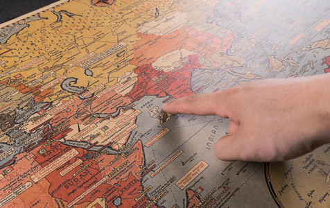 手指指向地图照片