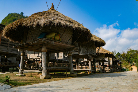 瑶山瑶族米仓照片