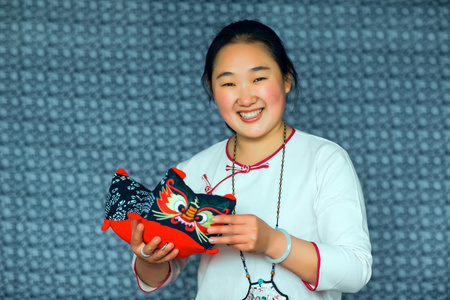 非遗技艺沂蒙山风俗绣荷包照片