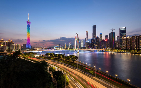 日落后的广州塔和背后的珠江新城夜景全景图照片
