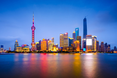 现代城市天际线上海在万圣节之夜.邪恶巫师用蜘蛛煮魔药.