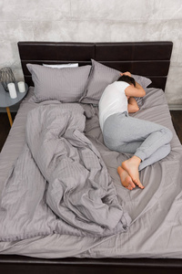 帅气马在睡衣睡觉没有橡皮布在时尚年轻人累了照片