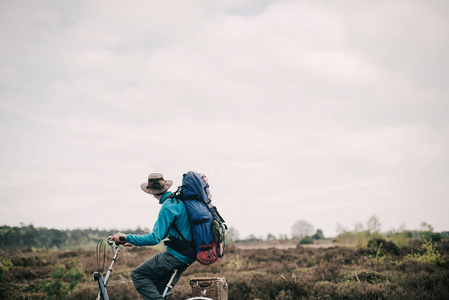 旅行骑自行车旅行者骑自行车高沼地回头看照片