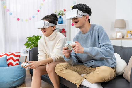 年轻情侣在家玩vr游戏照片