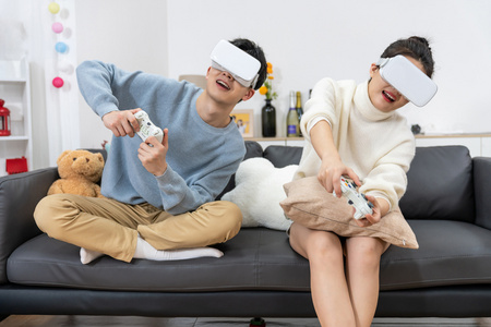 恩爱情侣在家玩跳棋年轻情侣在家玩vr游戏照片