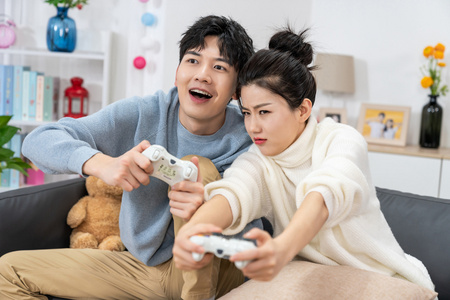 年轻情侣在家玩游戏照片