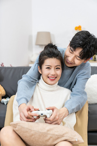情侣玩游戏图片