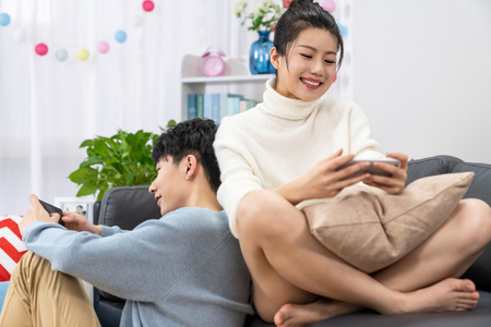 情侣玩手机图片