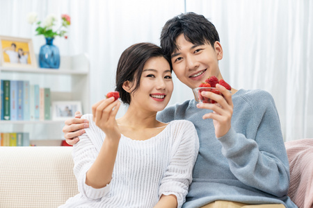 情侣吸草莓快乐的年轻情侣照片