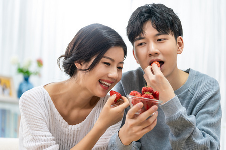 情侣吸草莓图片